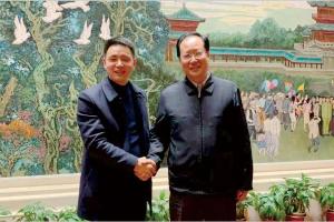 Mao Weiming (first from right), Governor of the Hunan Provincial People's Government，and Fu Jianzhong, Chairman of Life Medical, pose for a photo.
