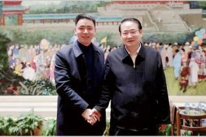 Yi Lianhong (right), Governor of Jiangxi Province, converses cordially with Chairman Fu Jianzhong.